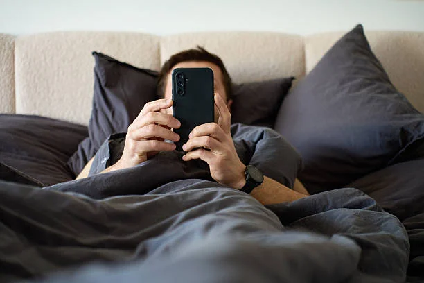 Sering Cek HP Sebelum Tidur, Ini Efeknya